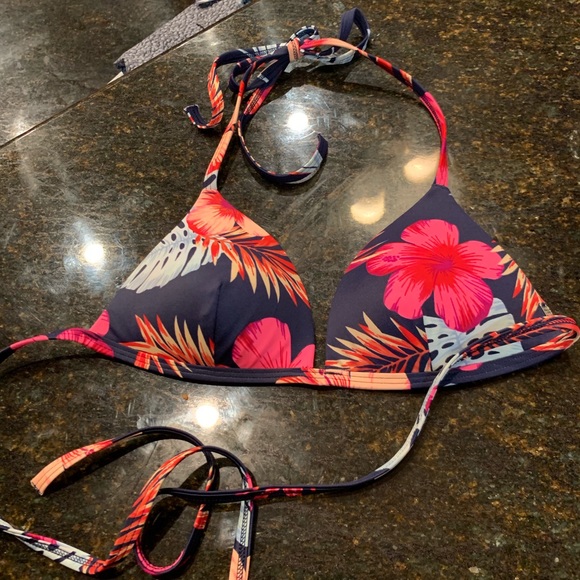 PINK vs swim top! - Picture 2 of 6